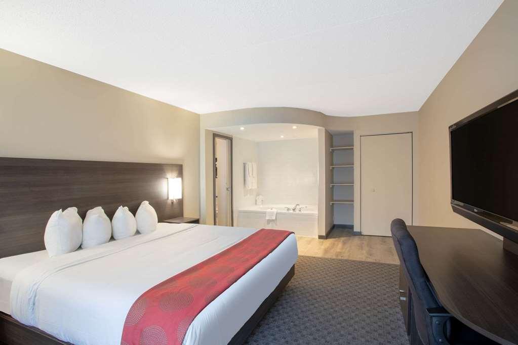 Quality Inn & Conference Centre Kingston Central Habitación foto